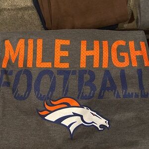 Denver Broncos Mike High Football Gray T-shirt, Mens sz Medium